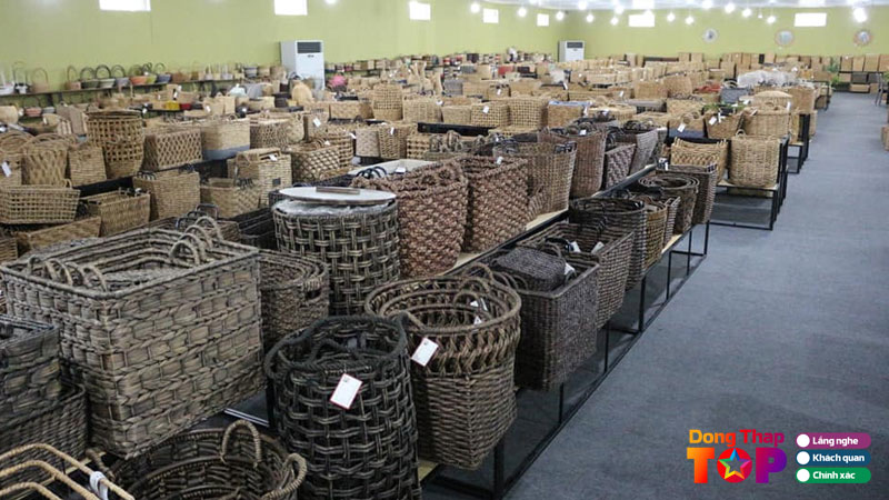 Showroom-2400-m2-khong-gian-trung-bay-hang-nghin-mau-san-pham-dongthaptoplist